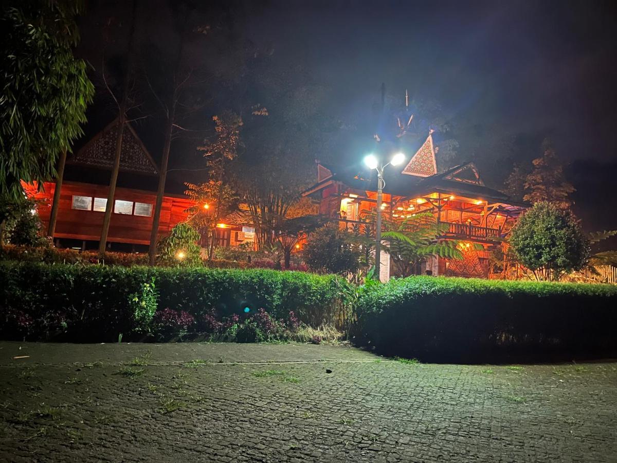 Para Para Cafe & Cottage Berastagi Bagian luar foto