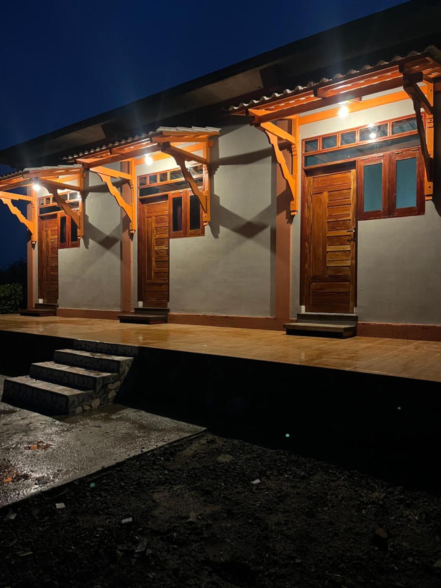 Para Para Cafe & Cottage Berastagi Bagian luar foto